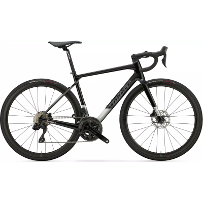Photo non contractuelle: Vélo en SHIMANO 105 Di2 avec des roues MICHE SWR EVO 40. Photo non contractuelle: Vélo en SHIMANO 105 Di2 avec des roues MICHE SWR EVO 40.